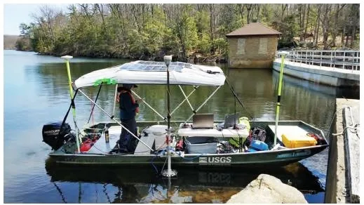 Kapal survei berperalatan echosounder dan GPS di Newton Reservoir, New Jersey
