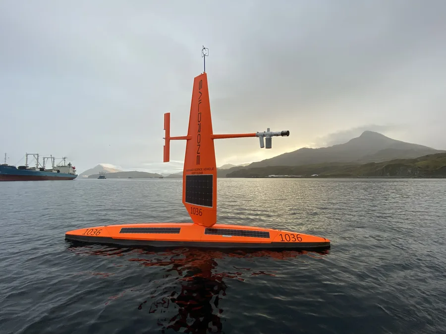 Sebuah Saildrone mengapung dekat pelabuhan di Kepulauan Aleutian, Alaska