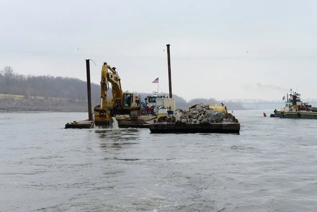 Kapal-kapal USACE mengeruk bongkahan batu gamping dari Sungai Mississippi saat kekeringan tahun 2012
