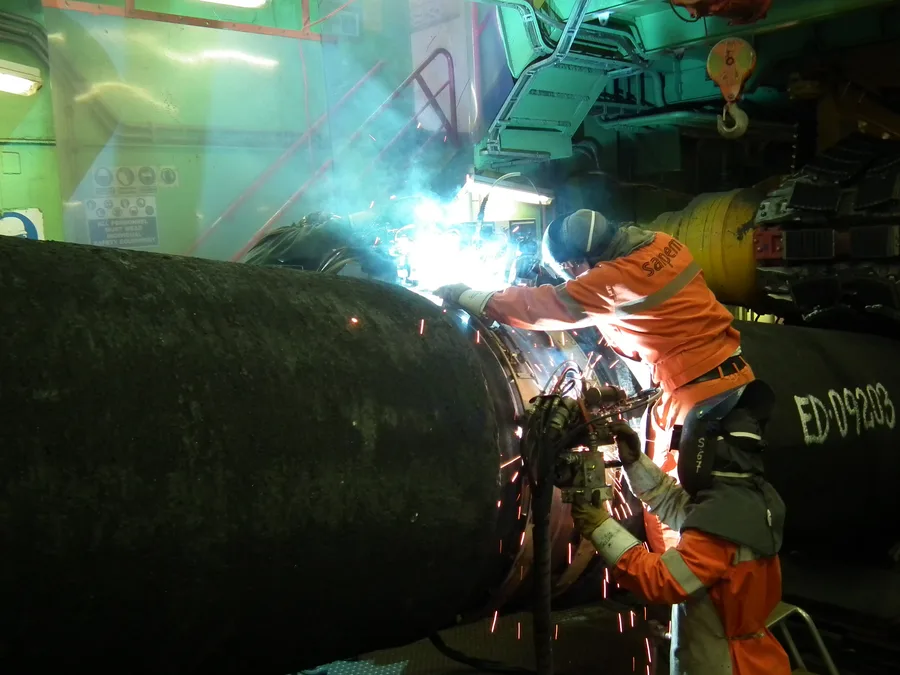 Dua ruas pipa dilas bersama di atas kapal pipelaying