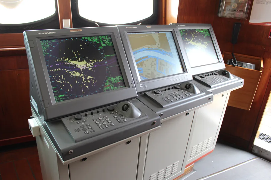 Tampilan radar dan ECDIS di anjungan kapal museum Cap San Diego