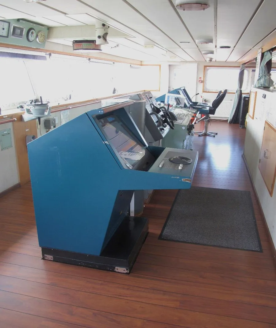 Konsol ECDIS dan radar di anjungan navigasi kapal kontainer Carla Maersk