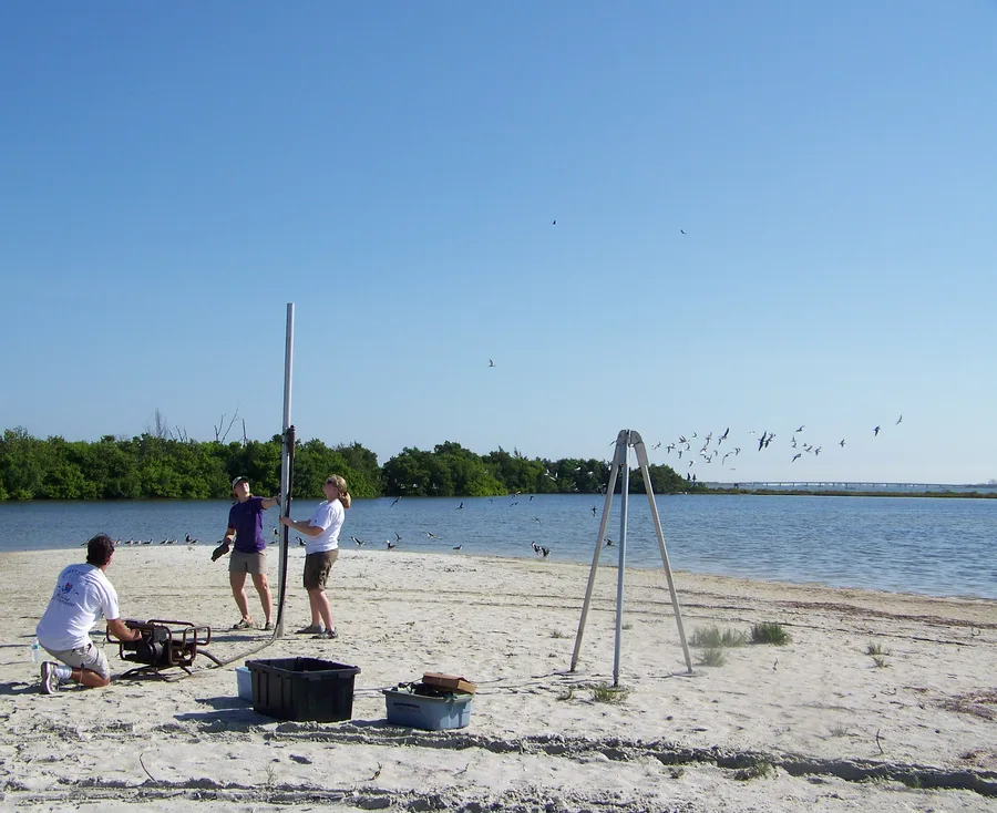 Fondasi baja untuk turbin angin lepas pantai disiapkan di pelabuhan Cuxhaven, Jerman, menunggu instalasi