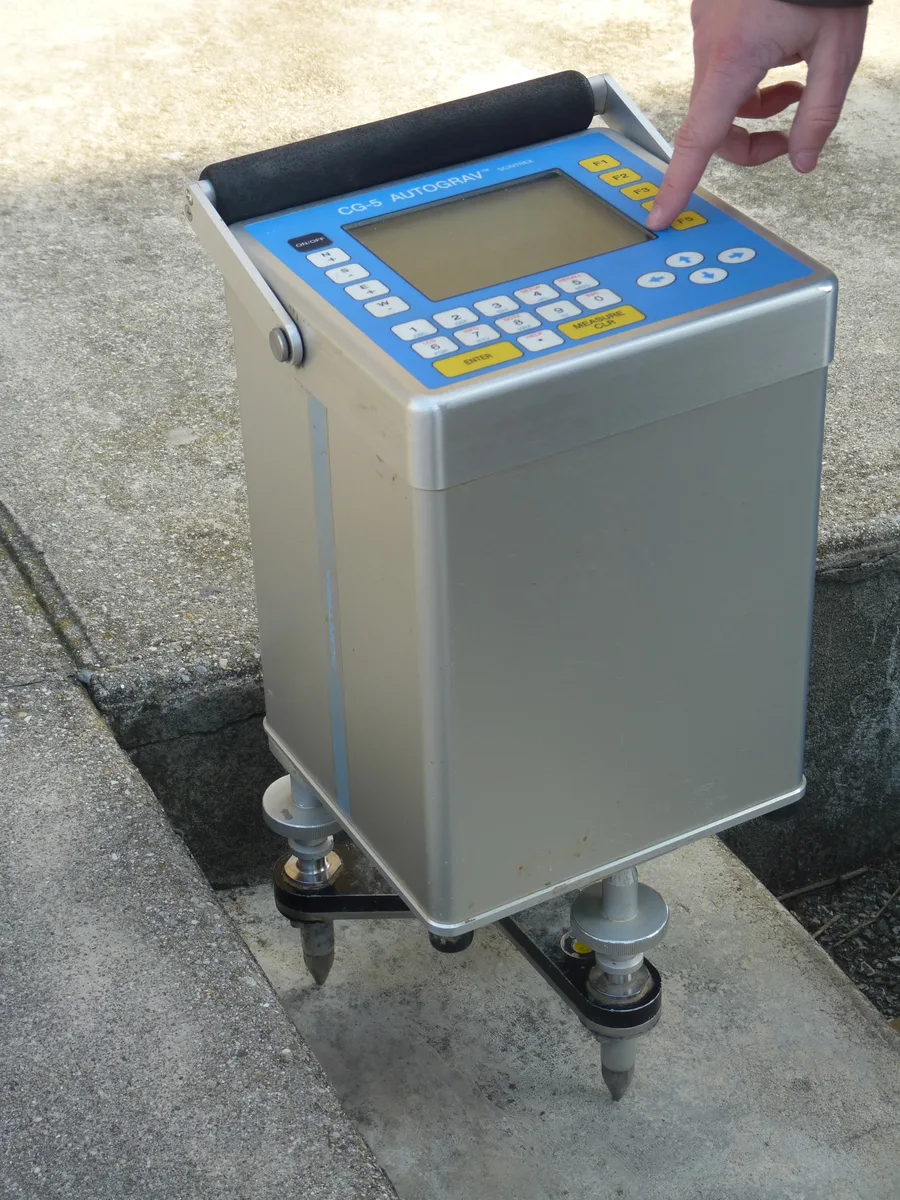 Microgravity meter berbasis pegas modern (CG-5 Autograv) terpasang di atas tripodnya