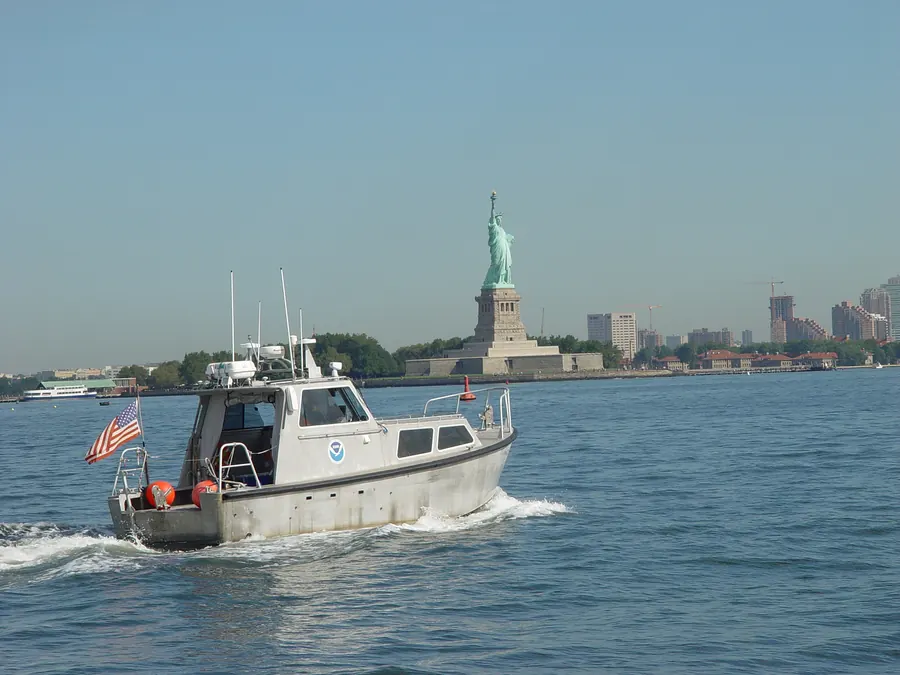 Kapal survei launch NOAA melakukan survei hidrografi di Pelabuhan New York pasca Badai Sandy
