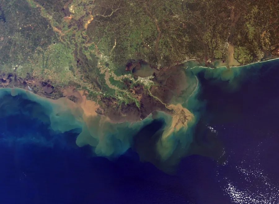Citra satelit NASA MODIS menunjukkan sedimen plume dari Sungai Mississippi